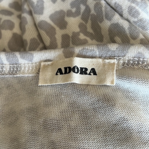 Adorable Boutique Animal Print Deep V Neck Top Size Small - Picture 3 of 3